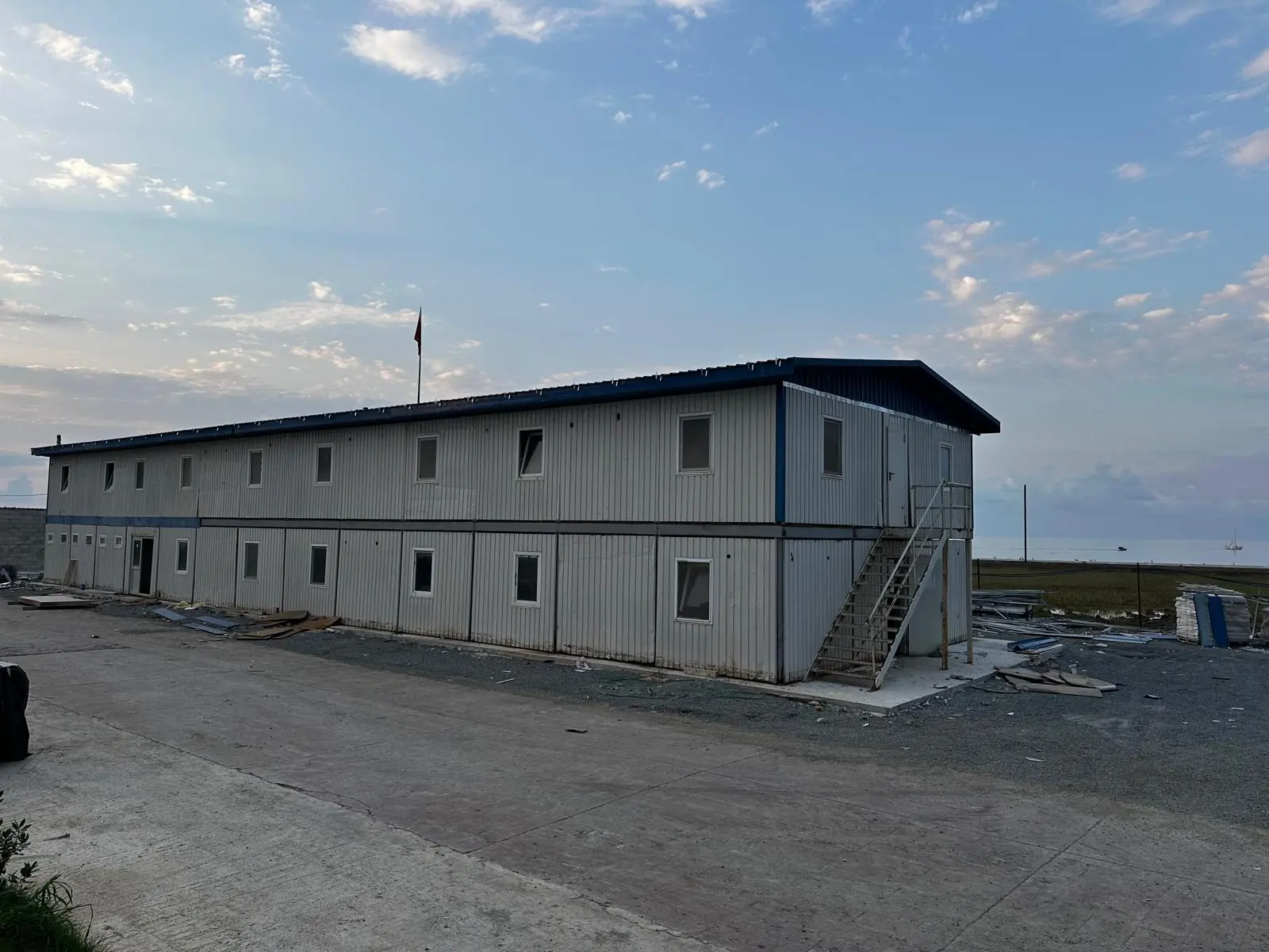 Dış merdivenli iki katlı prefabrik yatakhane