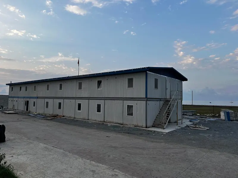 Deniz kenarında dış merdivenli iki katlı prefabrik yatakhane