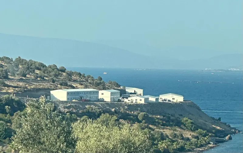 Deniz kıyısında, burun üzerinde kurulmuş prefabrik binalar