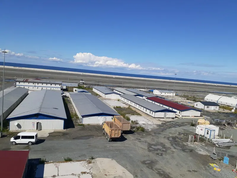 Geniş sahaya kurulan prefabrik şantiye kampı