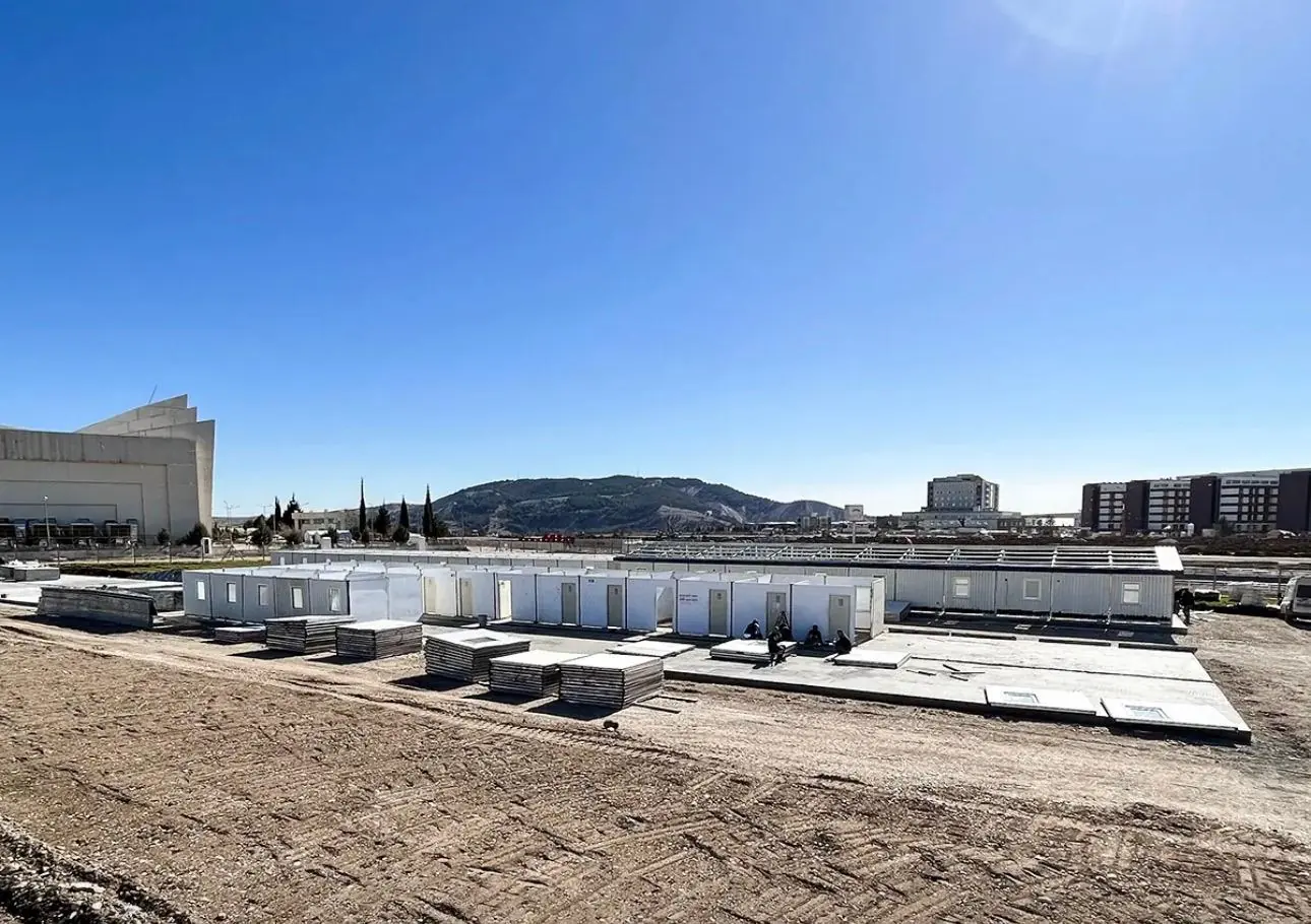 Yan yana dizilmiş prefabrik yaşam modülleri