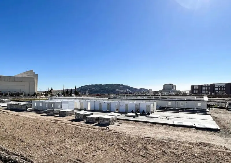 Yan yana dizilen prefabrik yaşam modülleri