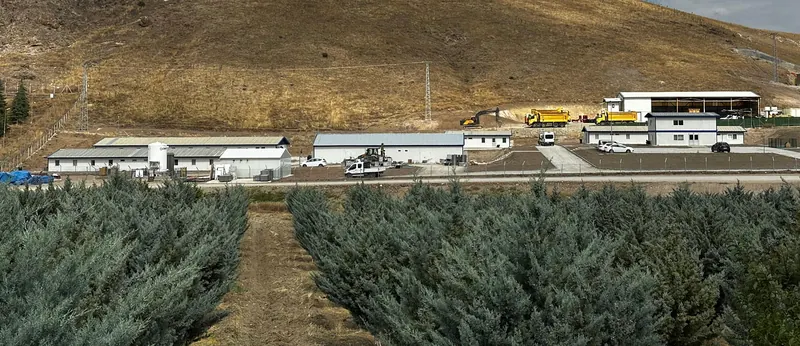 Şantiye tesisinde prefabrik binalar ve çelik sundurmanın genel görünümü