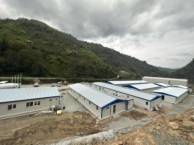 Vadide kurulan prefabrik şantiye kampı binaları